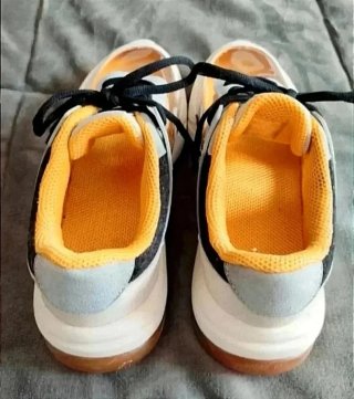 Deportivas transparentes y calcetines.