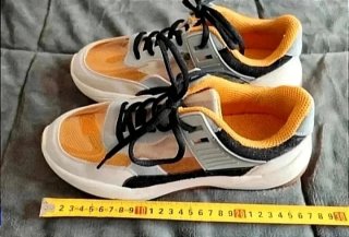 Deportivas transparentes y calcetines.