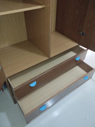 Armario, mesita y cabecero de madera