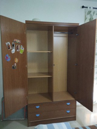 Armario, mesita y cabecero de madera