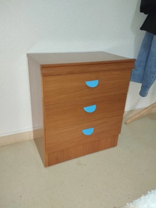 Armario, mesita y cabecero de madera