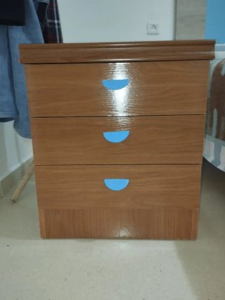 Armario, mesita y cabecero de madera