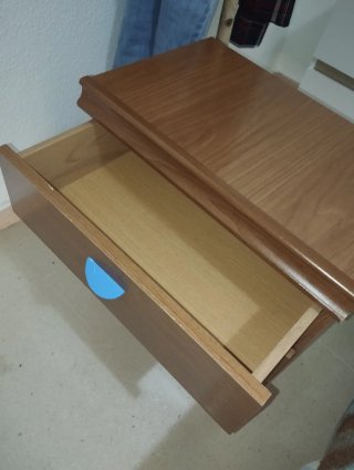 Armario, mesita y cabecero de madera