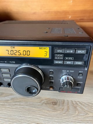 Emisora Icom IC-728 HF.