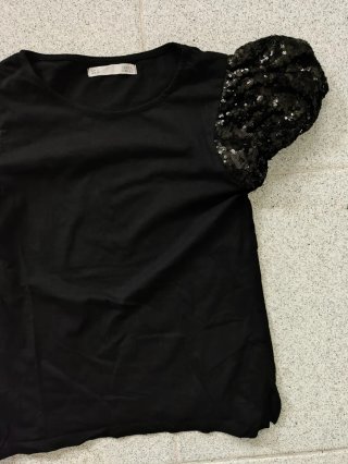 Blusa negra mujer lentejuelas mangas abullonadas.