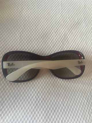 Gafas de sol Ray-Ban marrones y patilla blanca