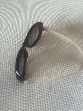 Gafas de sol Ray-Ban marrones y patilla blanca