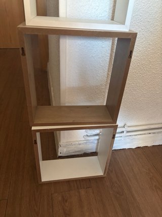 Estantería de madera cuadraradas