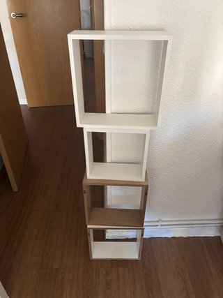 Estantería de madera cuadraradas