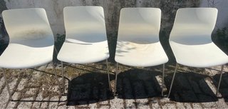 4 Sillas Blancas Plástico y Metal