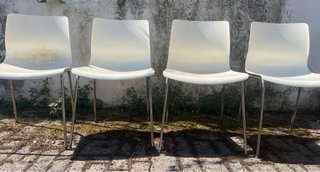 4 Sillas Blancas Plástico y Metal