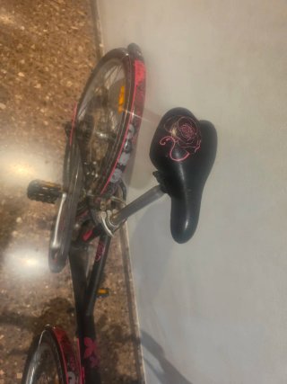 Bicicleta niña Btwin rosa y negra