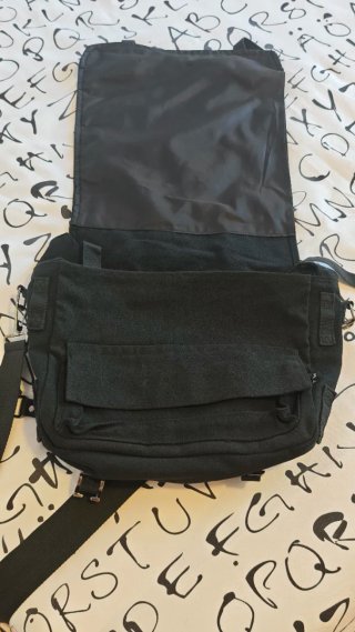 Bolso estilo militar negra