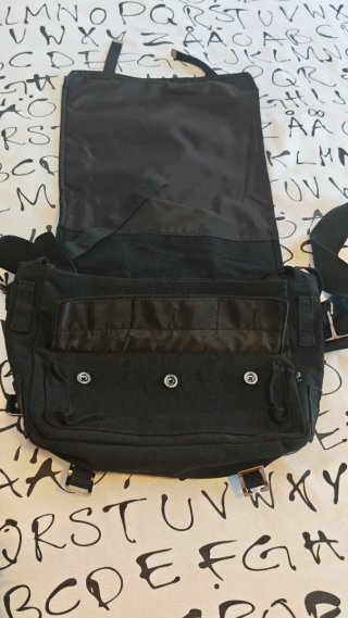 Bolso estilo militar negra