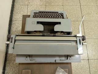 Máquina de escribir marca olivetti modelo linea 88