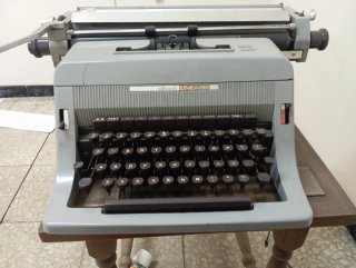 Máquina de escribir marca olivetti modelo linea 88