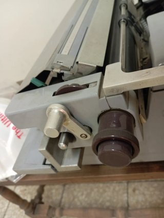 Máquina de escribir marca olivetti modelo linea 88