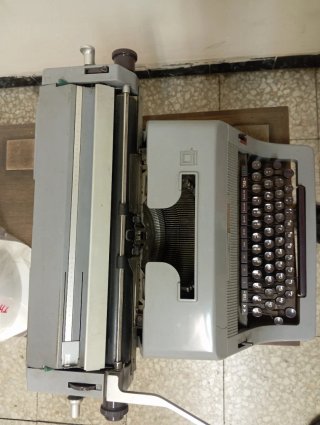 Máquina de escribir marca olivetti modelo linea 88