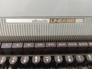 Máquina de escribir marca olivetti modelo linea 88