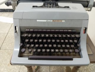 Máquina de escribir marca olivetti modelo linea 88