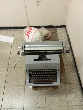 Máquina de escribir marca olivetti modelo linea 88