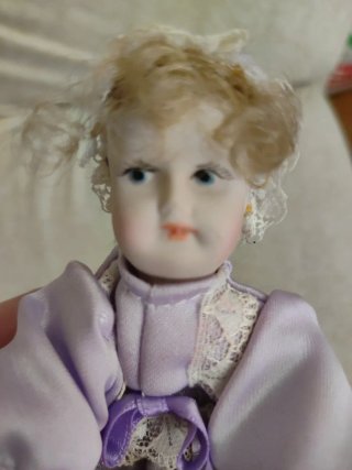 Muñeca de porcelana antigua