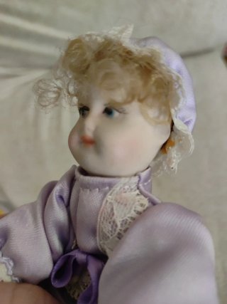 Muñeca de porcelana antigua