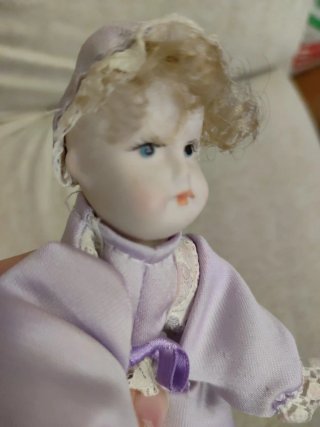 Muñeca de porcelana antigua