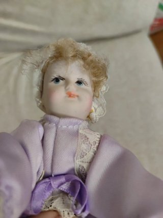 Muñeca de porcelana antigua