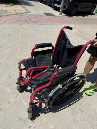 Silla de ruedas con asiento rajado