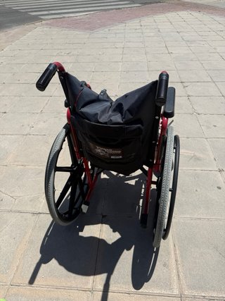 Silla de ruedas con asiento rajado