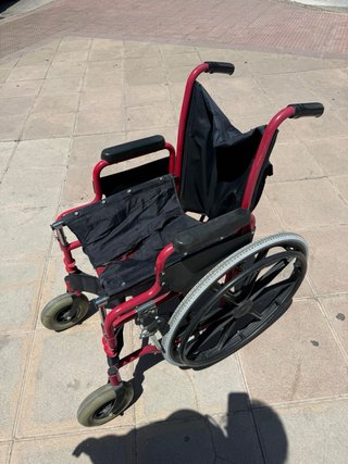 Silla de ruedas con asiento rajado