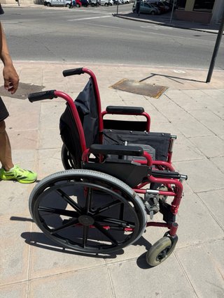 Silla de ruedas con asiento rajado