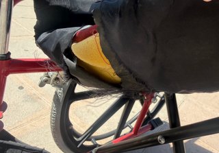 Silla de ruedas con asiento rajado