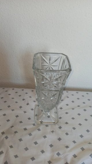Jarrón de cristal antiguo tallado.
