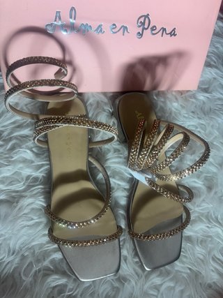 Sandalias Alma en Pena doradas con pedrería