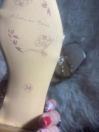 Sandalias Alma en Pena doradas con pedrería