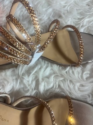 Sandalias Alma en Pena doradas con pedrería