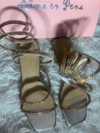 Sandalias Alma en Pena doradas con pedrería