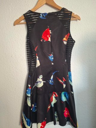 Vestido negro con estampado de pájaros