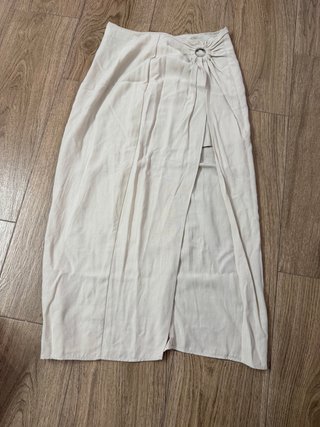 Falda larga beige con abertura