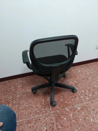 Silla de oficina y escritorio negra