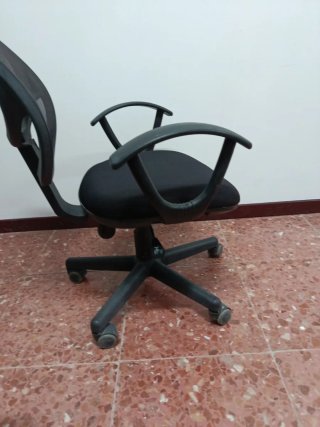 Silla de oficina y escritorio negra