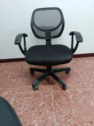 Silla de oficina y escritorio negra