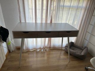 Mesa de escritorio blanca con cajones