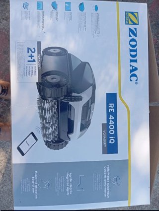 Robot Limpia Piscinas Zodiac Negro y Blanco