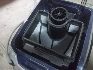 Robot Limpia Piscinas Zodiac Negro y Blanco