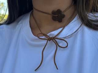 Collana girocollo con fiore in argilla
