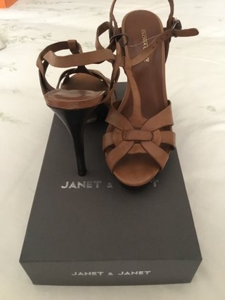 Sandalias piel de tacón con tiras.
