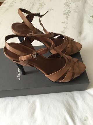 Sandalias piel de tacón con tiras.